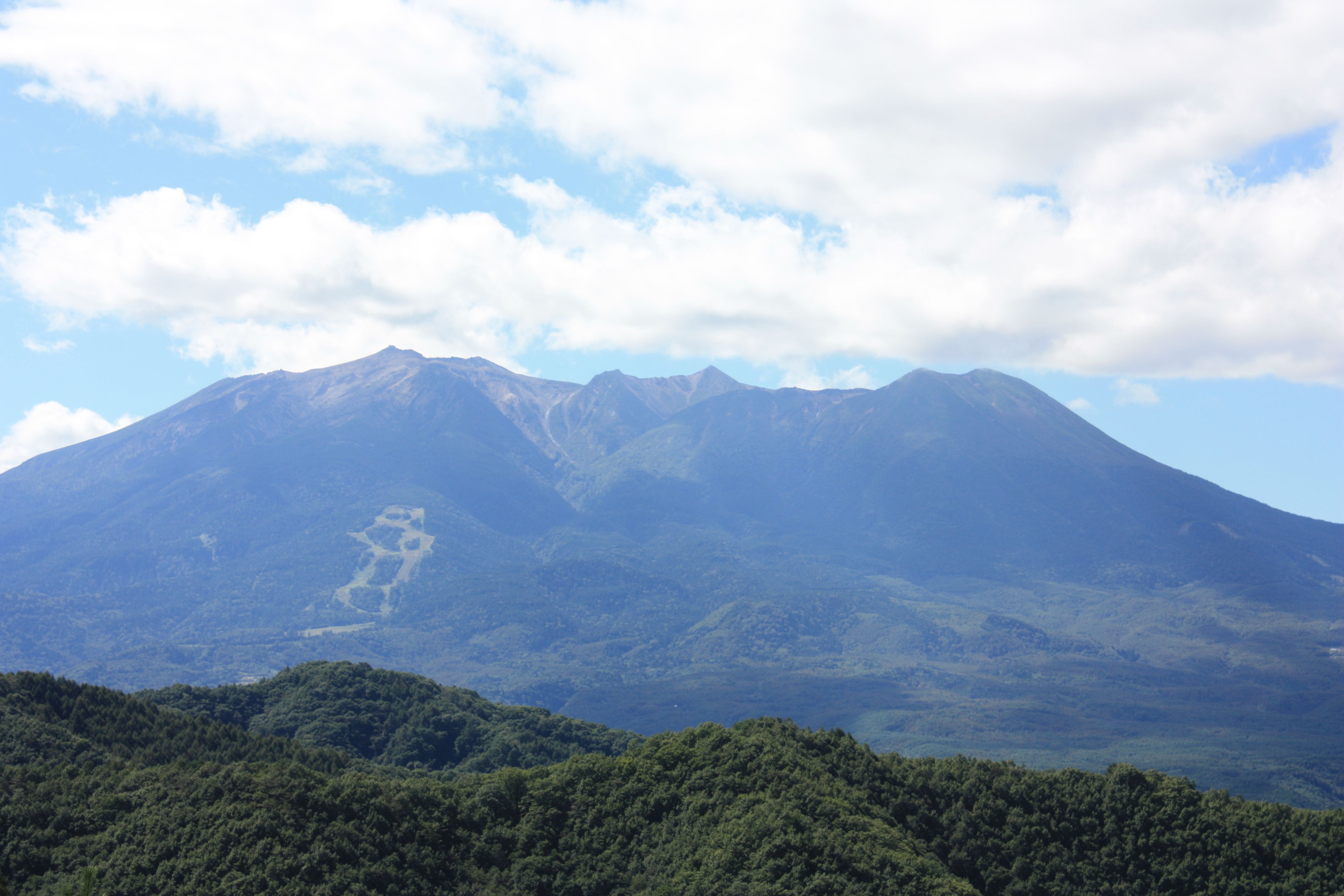 地蔵峠から見た御岳山
